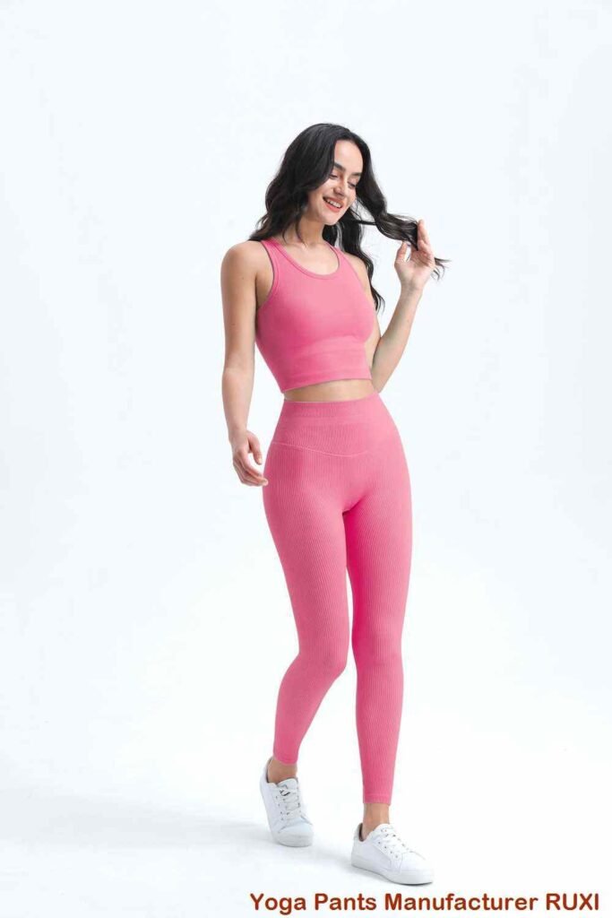 Conjunto de sutiã esportivo e shorts combinando RUXI
